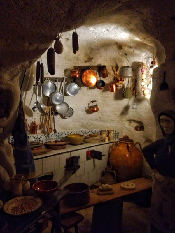 Le 5 Cose Imperdibili della Città dei Sassi, Matera 10 visita casa grotta matera