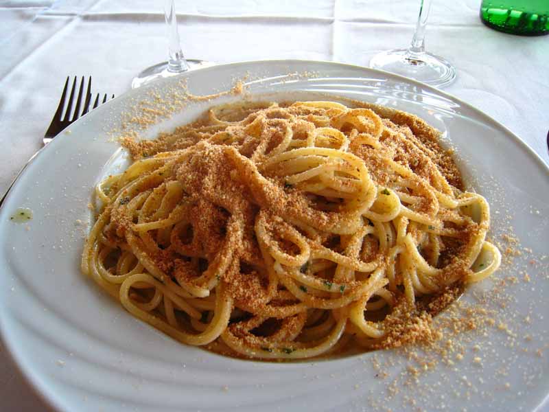 spaghetti alici e mollica 