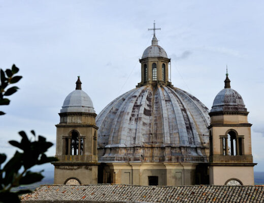 vista del cupolone della cattedrale di montefiascone