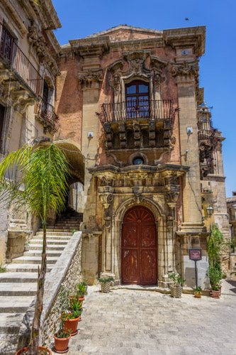 facciata di palazzo della cancelleria ragusa ibla