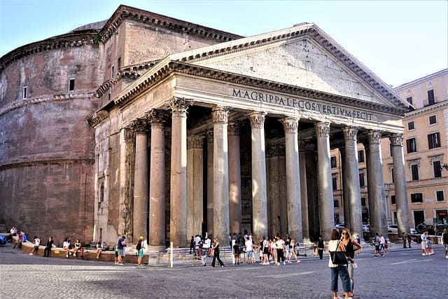 pantheon-esterno-piazza
